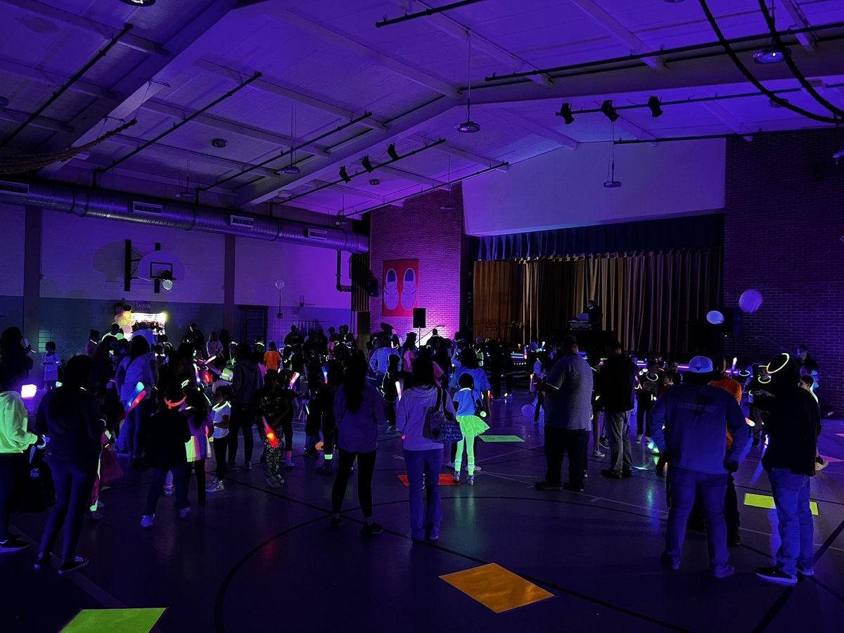 MrAndrewSands's tweet photo. Middleborough was glowing last night! A HUGE thank you to the PTA for sponsoring a great dance! @skfischer94 @middleboroughes https://t.co/NBvaunyrES