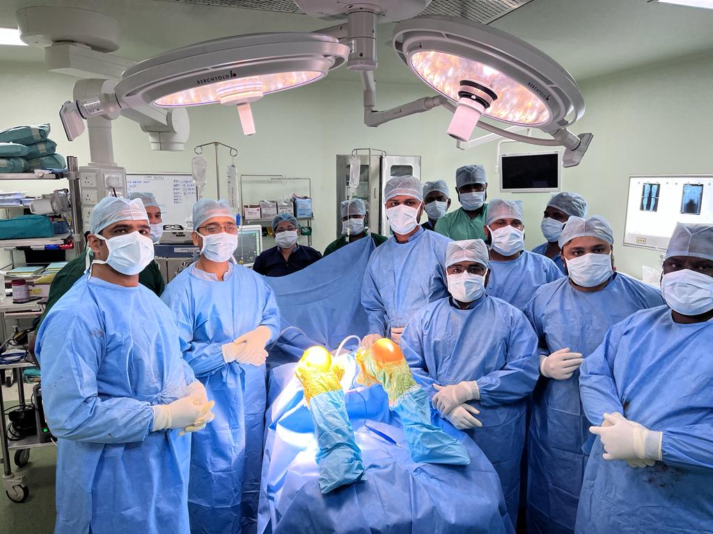 AIIMSBhubaneswr's tweet photo. @AIIMSBhubaneswr conducts successful Quadruple Joint Replacement Surgery in a crippled patient.
First of its kind in Odisha,Second Case reported Globally
Executive Director Dr. Ashutosh Biswas congratulated the team for the surgery.
@MoHFW_INDIA @mansukhmandviya @DrBharatippawar https://t.co/2zgtcTTGvA