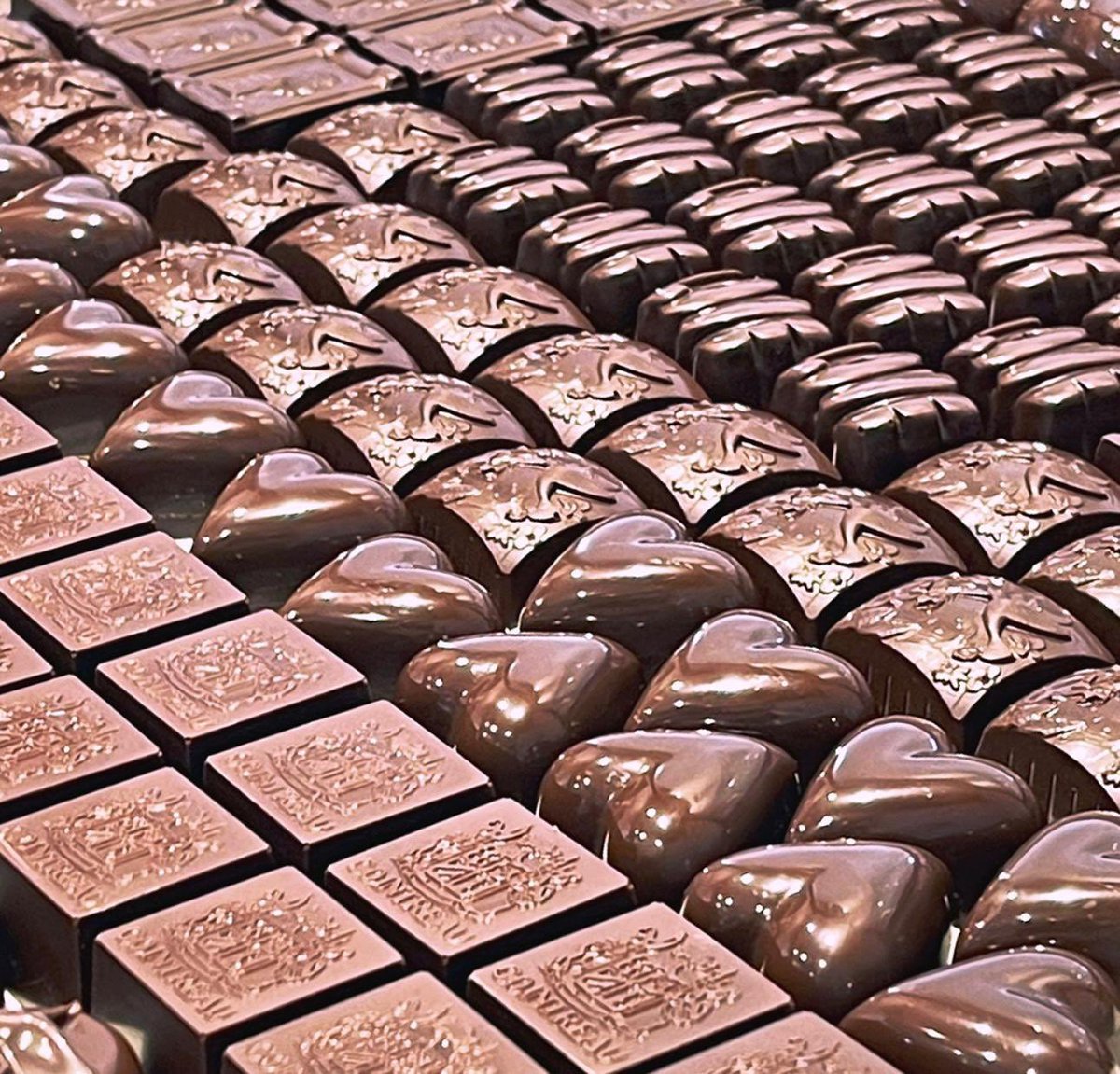 ChocoAndNuts_jp's tweet photo. ご存知でしたか❓お菓子を贈る習慣がある海外では、お菓子自体に意味が込められているケースも多いそうです♪🍫❤️
#チョコアンドナッツ
#バレンタインチョコ
#バレンタインギフト
#本チョコ
#本命チョコ
#友チョコ
#義理チョコ https://t.co/T7MZSR3NKL
