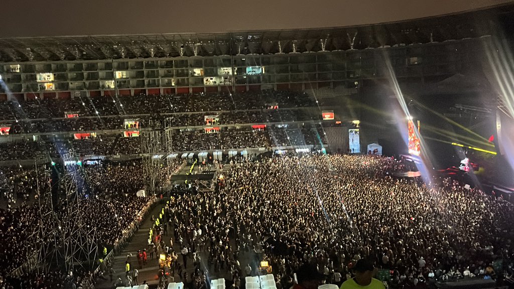 Charlie07552272's tweet photo. Romeo Santos llenó más estadio que Bad Bunny y es menos tendencia en Twitter que Bad cuando se presentó.
Eso demuestra una de dos:
1. La mayoría de los que fueron a Bad Bunny son unos asquerosos poseros.
2. La mayoría de los que fueron a Bad Bunny son unos asquerosos poseros. https://t.co/V32kmKglRR