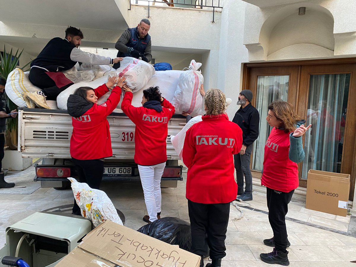 AKUT VAKFI’NIN DEPREM BÖLGELERİNE YARDIM SEVKİYATI ARALIKSIZ SÜRÜYOR macronomi.com/gundem/akut-va… @AKUT_Dernegi #AKUT #AKUTHayatKurtarır #haber #depremzede #MARAS #kesfet #Guendem #hatay #malatyadeprem #elbistanyardim #YARDIM #SONDAKIKAdeprem #SonDakika