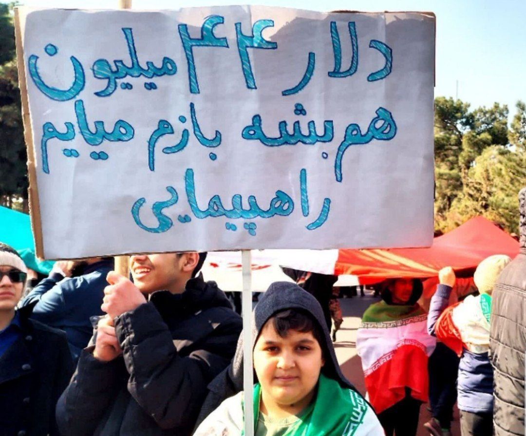 HajAlifamous's tweet photo. نبایدم غصه بخوری گل پسر
چون تا شرت و سوتین مامانتم جمهوری اسلامی فراهم میکنه ، چون بابات با لگد کردن رو خون بچه های همسن خودت و حتی کوچیکتر شامل مزایایی میشه نیاز به خرج کردن نیست !
واسه شما دلار ۱۰۰ میلیونیم فرقی نداره

#مهسا_امینی https://t.co/zZpiyqTdfm