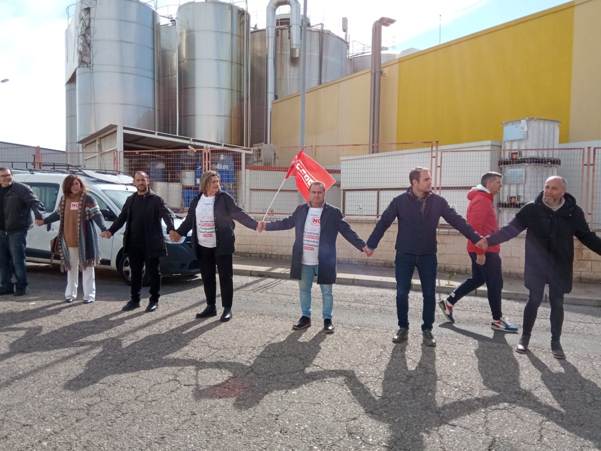 ccooand_FI's tweet photo. #EstaPasando cadena humana en Palma del Río, Zumosol 🍊
💪 En defensa de la industria en la industria en la Vega del Guadalquivir https://t.co/vhZuVNtzRi
