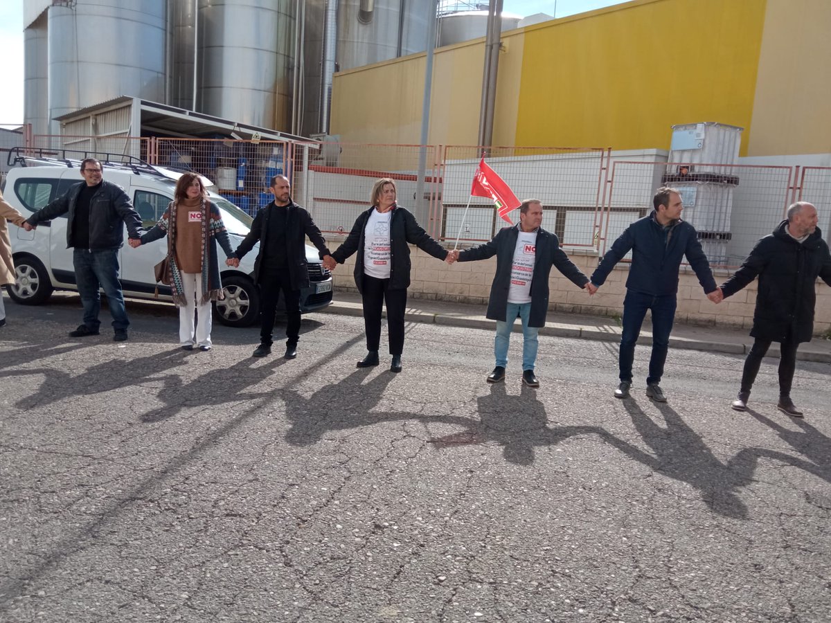 ccooand_FI's tweet photo. #EstaPasando cadena humana en Palma del Río, Zumosol 🍊
💪 En defensa de la industria en la industria en la Vega del Guadalquivir https://t.co/vhZuVNtzRi