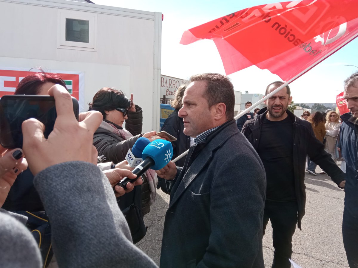 #EstaPasando cadena humana en Palma del Río, Zumosol 🍊
💪 En defensa de la industria en la industria en la Vega del Guadalquivir