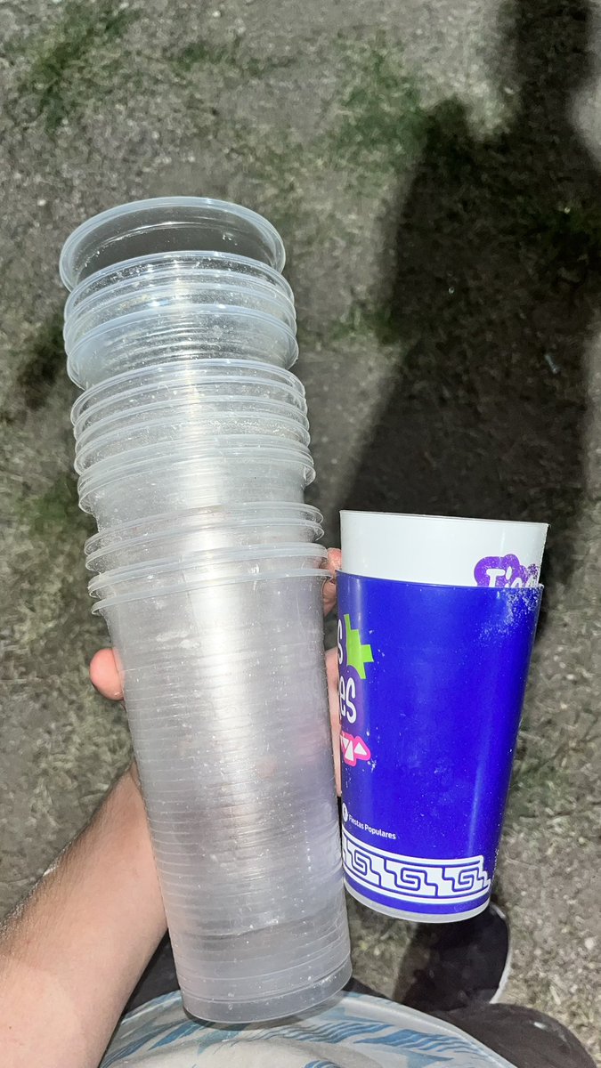 tomy_parisi's tweet photo. mi novia: seguro me está gorriando en la chaya                                                                                yo juntando vasos para regalarle:😛 https://t.co/Jn2eqrVVsx
