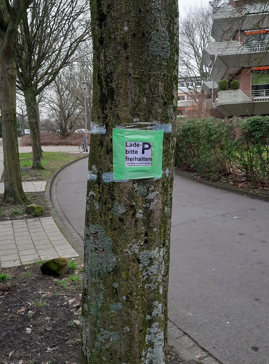 velorutions's tweet photo. Warum die #Antriebswende keine #Verkehrswende ist, Beispiel 5173:
Gewohnheitsmäßiges Gehwegparken nun auch mit:
- baulicher Vorrichtung ✅️
- dauerhafter "Reservierung" ✅️
Bonus:
- >2,8 t zul. Gesamtgewicht ✅️
#Münster #ParkenmitMarkus #Lewemeter https://t.co/Y3BRAiOCfw