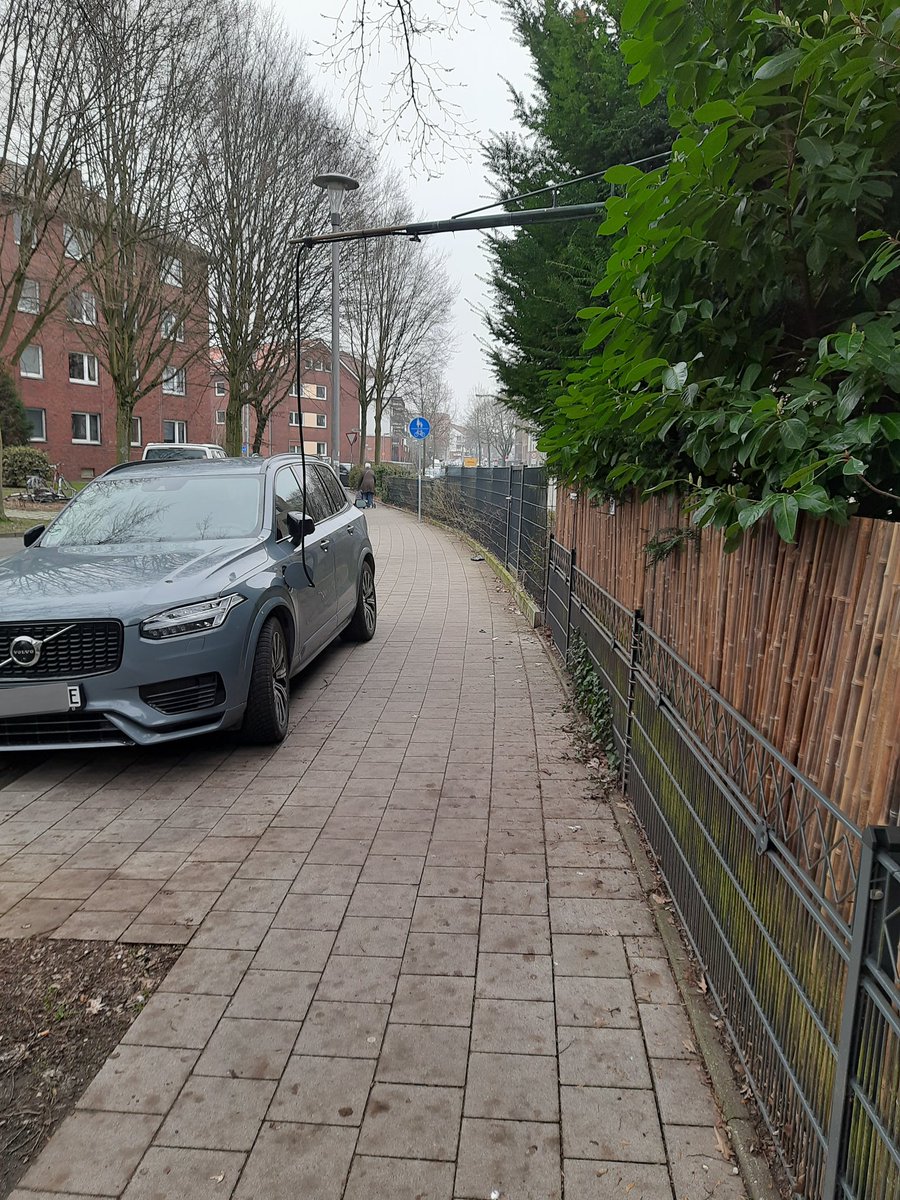 velorutions's tweet photo. Warum die #Antriebswende keine #Verkehrswende ist, Beispiel 5173:
Gewohnheitsmäßiges Gehwegparken nun auch mit:
- baulicher Vorrichtung ✅️
- dauerhafter "Reservierung" ✅️
Bonus:
- >2,8 t zul. Gesamtgewicht ✅️
#Münster #ParkenmitMarkus #Lewemeter https://t.co/Y3BRAiOCfw