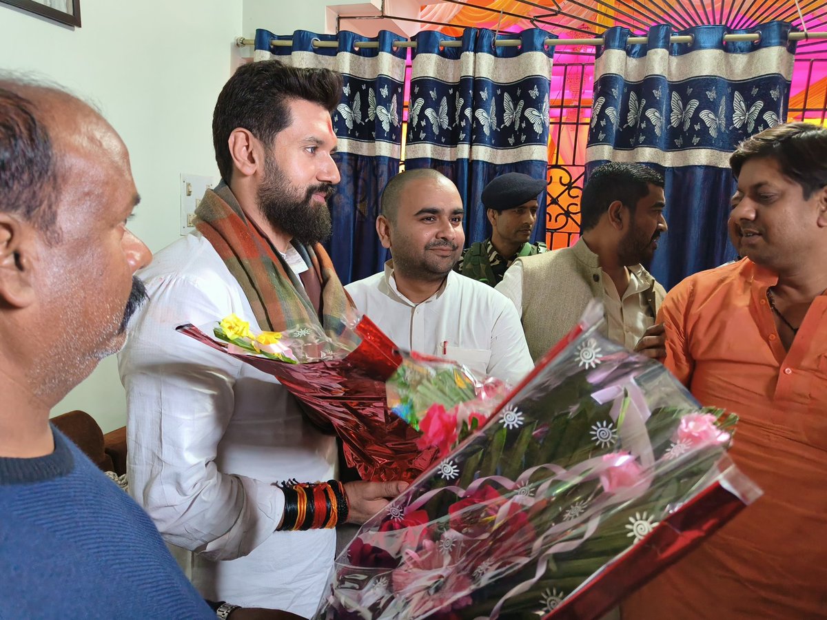 LJP4India's tweet photo. आज लोक जनशक्ति पार्टी (रा.) के राष्ट्रीय अध्यक्ष आदरणीय श्री @iChiragPaswan जी ने हाजीपुर में पैक्स अध्यक्ष श्री अशोक कुमार राय जी के पुत्र के शादी के उपरांत उनके    परिवार के सदस्यों मुलाकात कर शुभकामनाएं दी। https://t.co/7l4Qex023H
