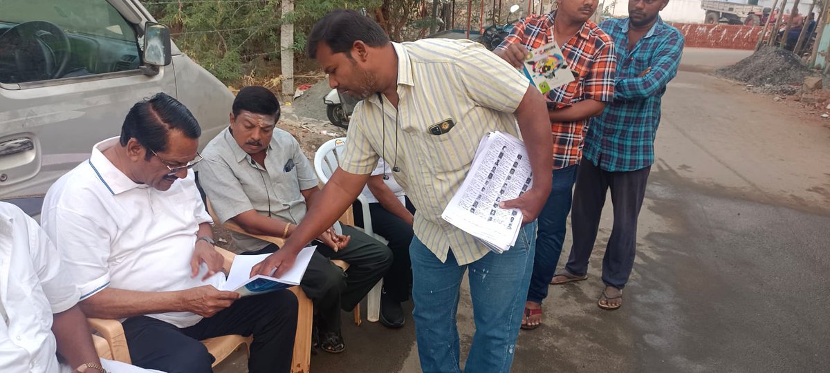 மாண்புமிகு தமிழ்நாடு முதலமைச்சர் அவர்களின் ஆணைக்கிணங்க ஈரோடு கிழக்கு சட்டமன்றத் தொகுதிக்கான இடைத்தேர்தல் களத்தில் வார்டு 39க்கு உட்பட்ட 135வது பாகத்தில் வாக்காளர் சரிபார்க்கும் பணியில் கழக தோழர்களுடன்...!