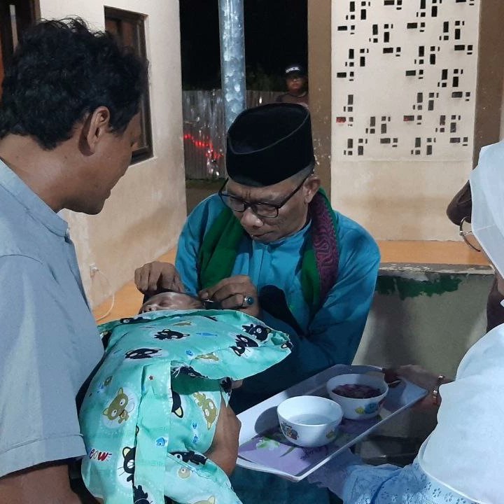 posraya1's tweet photo. Malam Selapanan Putra @AanDianSumarwan Sekjen DPP &amp; @SelfiaNoviyanti dikhitmatkan dengan prosesi pemotongan rambut buah hati oleh orang tua, kerabat dan @Jepri_SIP selaku Ketua Umum Posraya Indonesia https://t.co/x2NyIUmmFZ