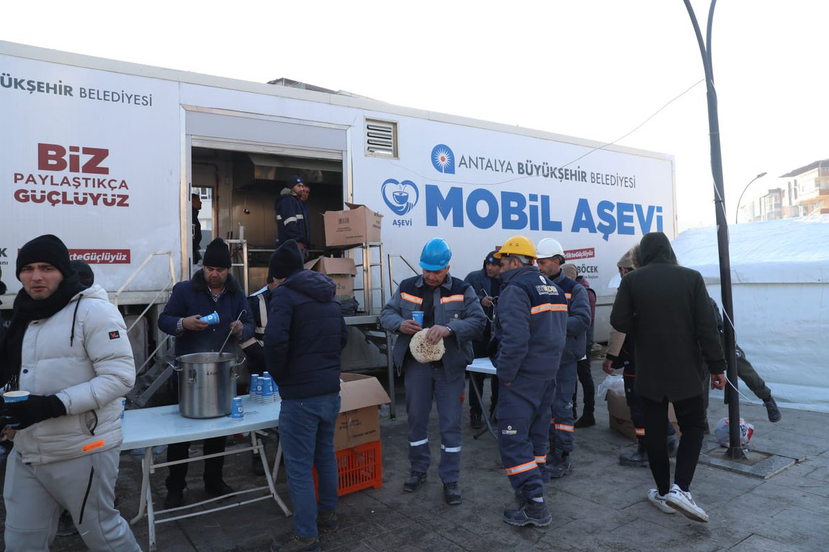 ANTALYABB's tweet photo. Hatay Uğur Mumcu Meydanı'nda kurduğumuz çadırkent ve mobil aşevimizde her gün afetzedelere sıcak yemek ikram ediliyor. Yaralarımızı birlikte sarıp bu zor günleri atlatacağız. #BizBirlikteGüçlüyüz https://t.co/T3Xf0iAcEl