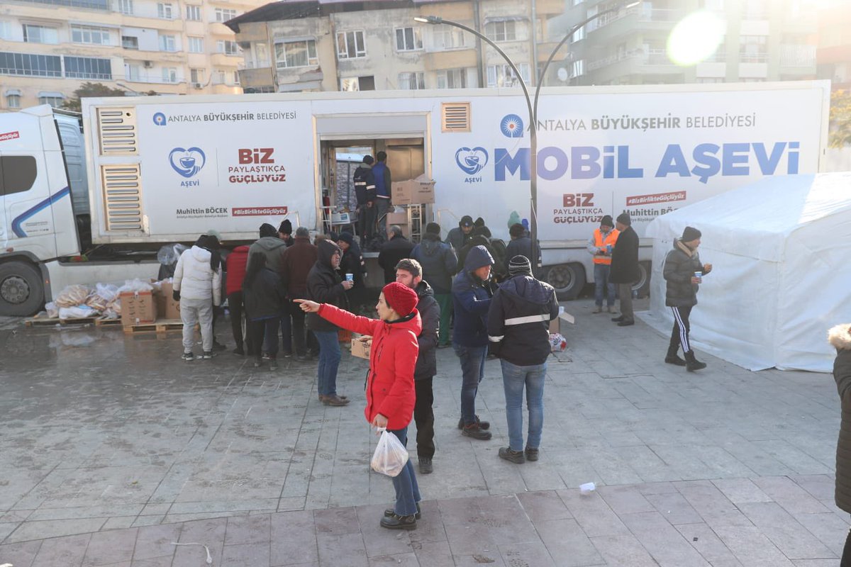 ANTALYABB's tweet photo. Hatay Uğur Mumcu Meydanı'nda kurduğumuz çadırkent ve mobil aşevimizde her gün afetzedelere sıcak yemek ikram ediliyor. Yaralarımızı birlikte sarıp bu zor günleri atlatacağız. #BizBirlikteGüçlüyüz https://t.co/T3Xf0iAcEl
