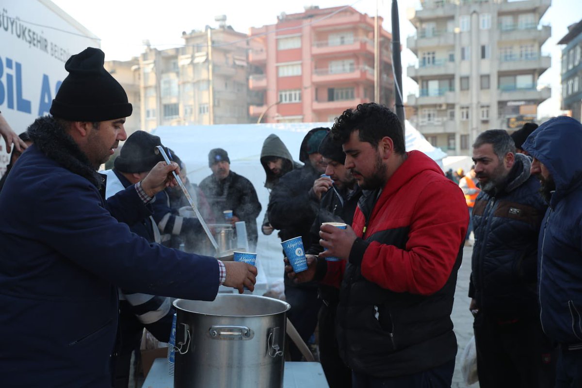 ANTALYABB's tweet photo. Hatay Uğur Mumcu Meydanı'nda kurduğumuz çadırkent ve mobil aşevimizde her gün afetzedelere sıcak yemek ikram ediliyor. Yaralarımızı birlikte sarıp bu zor günleri atlatacağız. #BizBirlikteGüçlüyüz https://t.co/T3Xf0iAcEl