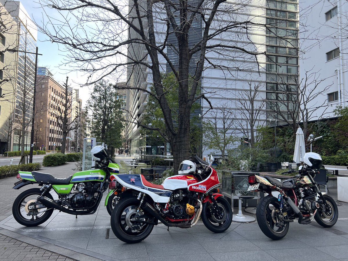 kz1076's tweet photo. 都会をぶらーり😊
バイク隣に鎮座させて
テラス貸切状態でランチ😂😂 https://t.co/fjhKDqB792