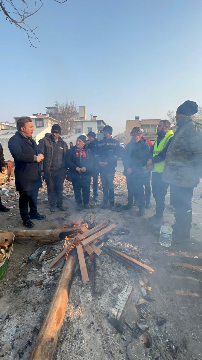Allah, hepinizden razı olsun; herkes canla başla çalışıyor.
Birlikte bu yaraları saracağız.