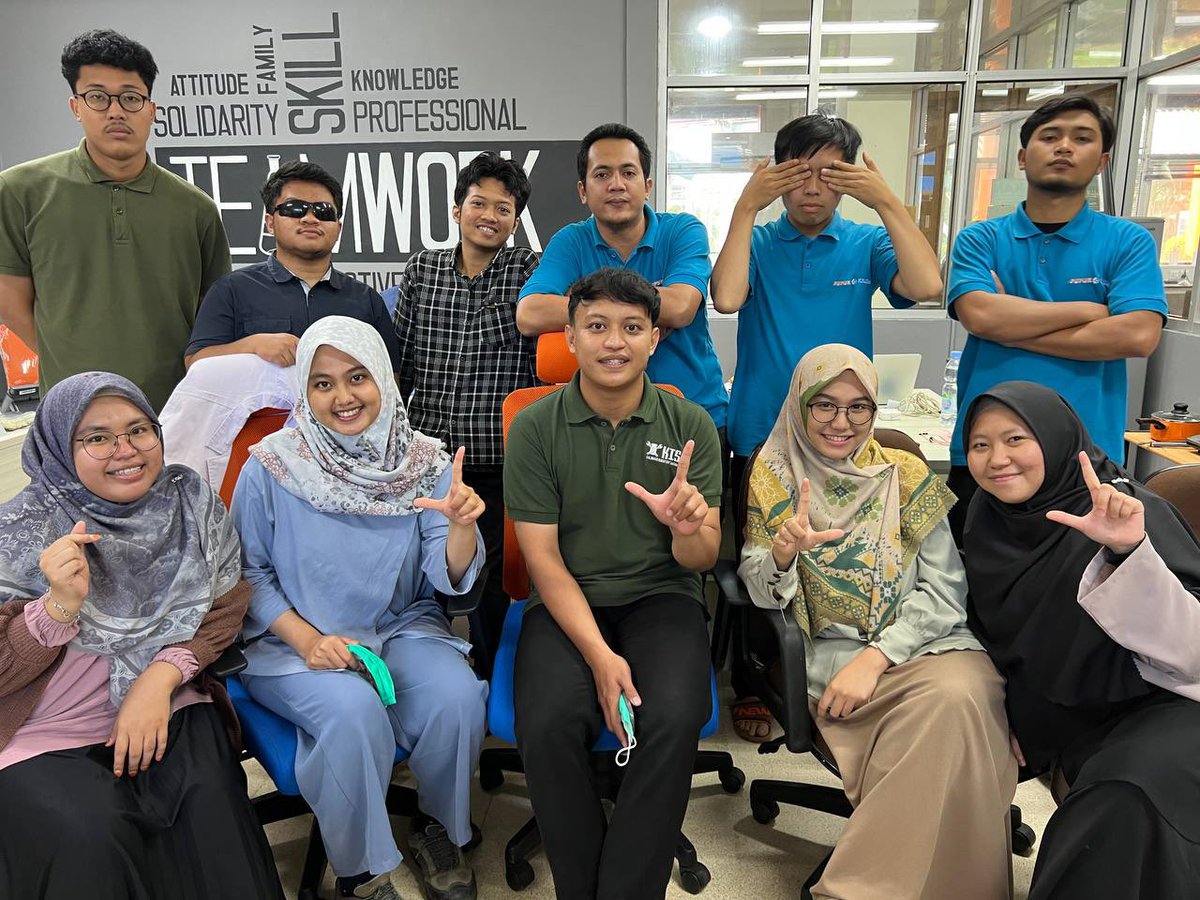 dlmasay's tweet photo. time flies so fast,, sangat bersyukur bisa dateng ke keluarga besar ini dengan baik-baik pamitnya juga baik-baik dan udah 5 tahun banget disini bisa kenal sama orang-orang baik ini yg kebaikannya gabisa disebutin satu persatu #luvuall https://t.co/HUTIn9iFLD