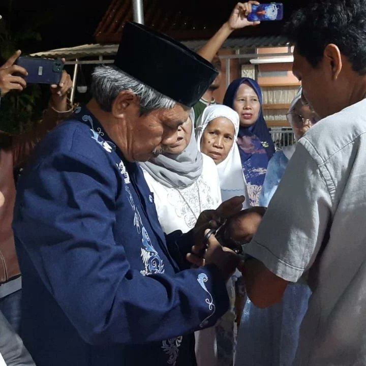 posraya1's tweet photo. Malam Selapanan Putra @AanDianSumarwan Sekjen DPP &amp; @SelfiaNoviyanti dikhitmatkan dengan prosesi pemotongan rambut buah hati oleh orang tua, kerabat dan @Jepri_SIP selaku Ketua Umum Posraya Indonesia https://t.co/x2NyIUmmFZ