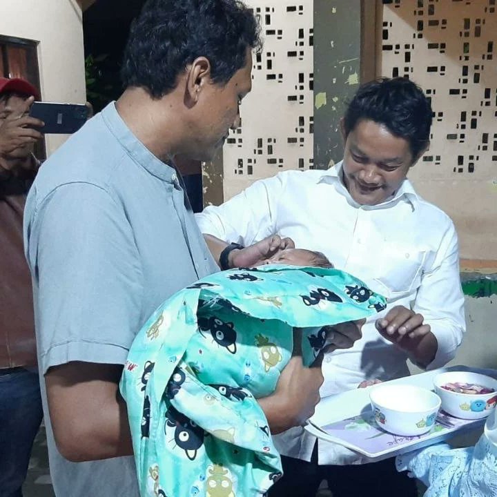 posraya1's tweet photo. Malam Selapanan Putra @AanDianSumarwan Sekjen DPP &amp; @SelfiaNoviyanti dikhitmatkan dengan prosesi pemotongan rambut buah hati oleh orang tua, kerabat dan @Jepri_SIP selaku Ketua Umum Posraya Indonesia https://t.co/x2NyIUmmFZ