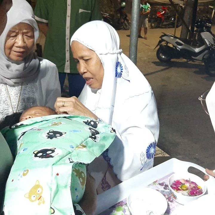 posraya1's tweet photo. Malam Selapanan Putra @AanDianSumarwan Sekjen DPP &amp; @SelfiaNoviyanti dikhitmatkan dengan prosesi pemotongan rambut buah hati oleh orang tua, kerabat dan @Jepri_SIP selaku Ketua Umum Posraya Indonesia https://t.co/x2NyIUmmFZ