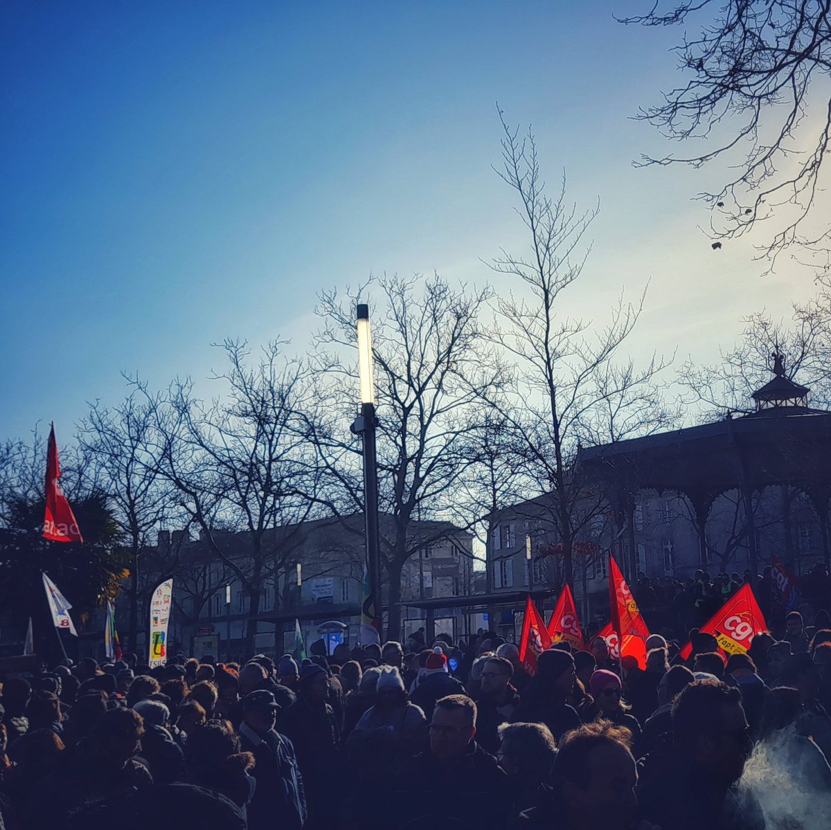 GillesBLB's tweet photo. #LaRochesurYon. Du monde pour dire non à la #ReformeDesRetraites. Beaucoup de monde. On reste mobilisés ! https://t.co/MjDdSwsgre