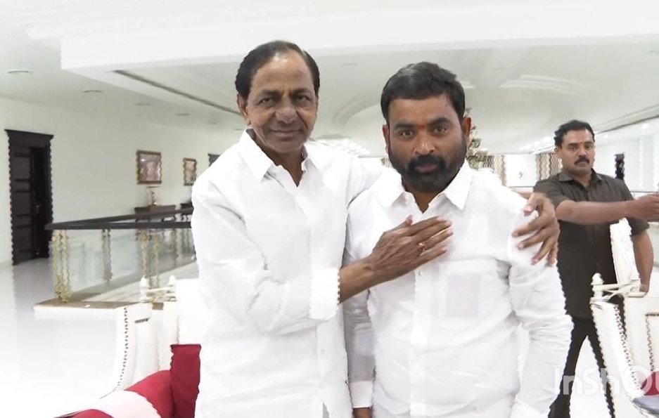 RajuShambipur's tweet photo. నాకు శాసనమండలిలో ప్రభుత్వ విప్ గా అవకాశం కల్పించిన ముఖ్యమంత్రివర్యులు శ్రీ కేసీఆర్ సార్ గారికి మంత్రివర్యులు శ్రీ కేటీ రామారావు అన్న గారికి హృదయపూర్వక ధన్యవాదాలు. https://t.co/Hpsm1fNmwA