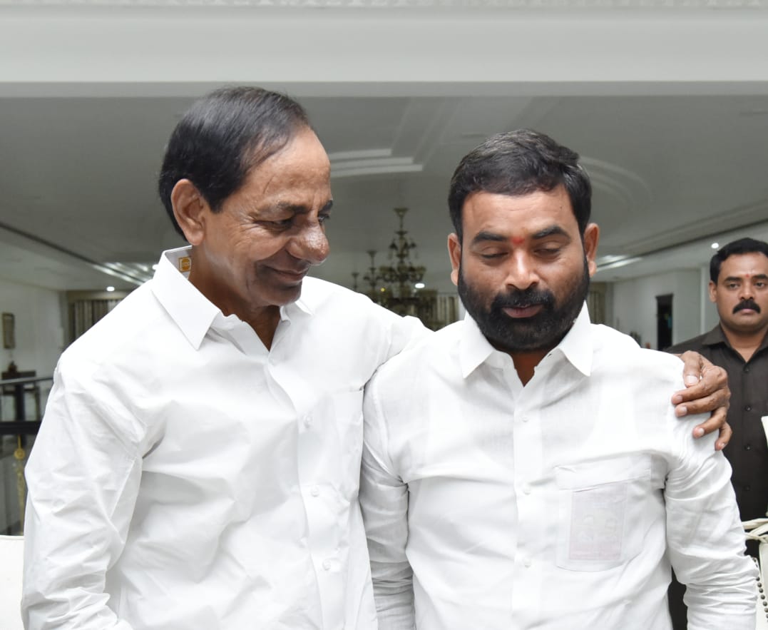 RajuShambipur's tweet photo. నాకు శాసనమండలిలో ప్రభుత్వ విప్ గా అవకాశం కల్పించిన ముఖ్యమంత్రివర్యులు శ్రీ కేసీఆర్ సార్ గారికి మంత్రివర్యులు శ్రీ కేటీ రామారావు అన్న గారికి హృదయపూర్వక ధన్యవాదాలు. https://t.co/Hpsm1fNmwA