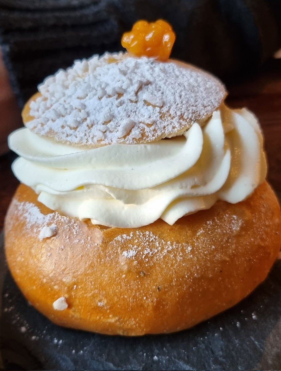 auli_hirvonen's tweet image. Unohdetaan mansikka- ja vadelmahillot ja mantelimassat. Kivaa vaihtelua laskiaispullarintamalla tämä #lakkapulla. #malva #lahti