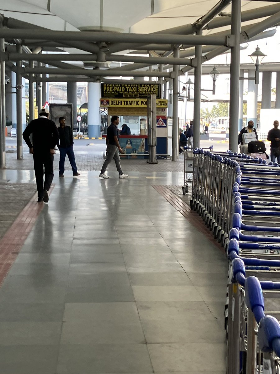 Indiafraud2302's tweet photo. ちなみにデリー空港からプリペイドタクシーに乗るならまず黄色と黒のブースに行ってチケットを買ってください。その後、黒のタクシーに乗ってください。黒のタクシーでチケットを渡した後、控えを貰ってください。
ただ、可能ならUberを使ってください。 https://t.co/tjx2isid30