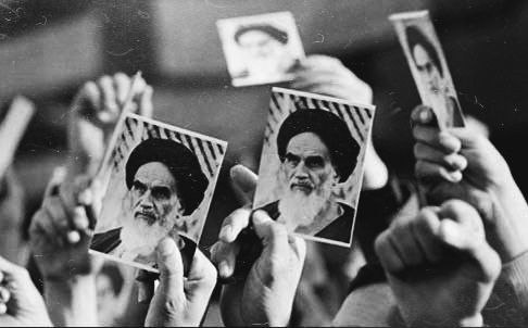 ka__ja_'s tweet photo. عِندمَا لامسَت أقْدامهُ التُّراب،
تهَاوَتْ عُروش المُستَكْبِرين
#عيد_الثوره_الإسلاميه https://t.co/hMBPXjyVjY