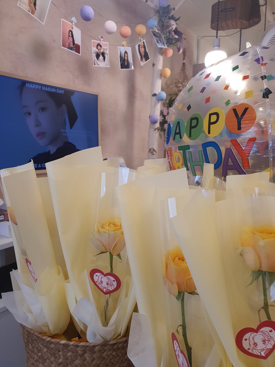 419JEJ818's tweet photo. @Happynaeunday 
#Happy_Naeun_Day 
#Blooming_in_February 

생일카페는 많이 가봤지만 생일꽃집은 또 처음이라😮
특전도 예쁘고 꽃도 넘 예뻤어요! 감사합니다! https://t.co/7g9Z50C0EN