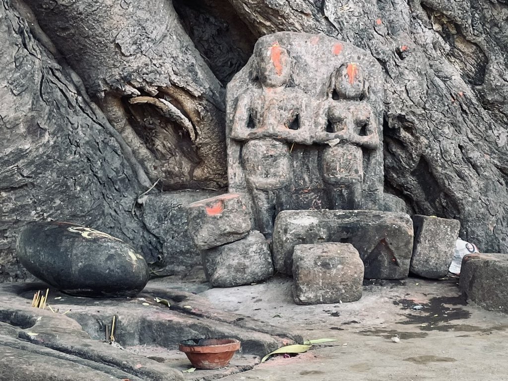 nayan_dwivedi's tweet photo. Here’s an ancient #Hindu temple standing right in the middle of a tribal dominated area, bursting the myths & propaganda that tribals are a separate community & doesn’t believe in Sanatan Dharma.
#tribal #adivasi #molgi #maharashtra https://t.co/4T8CUSIvqJ
