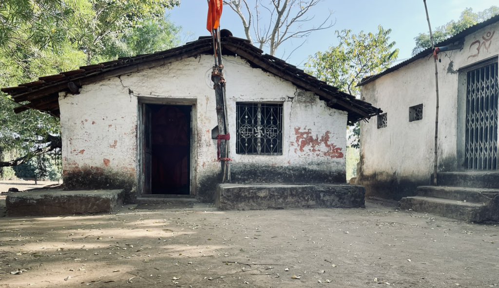 nayan_dwivedi's tweet photo. Here’s an ancient #Hindu temple standing right in the middle of a tribal dominated area, bursting the myths & propaganda that tribals are a separate community & doesn’t believe in Sanatan Dharma.
#tribal #adivasi #molgi #maharashtra https://t.co/4T8CUSIvqJ
