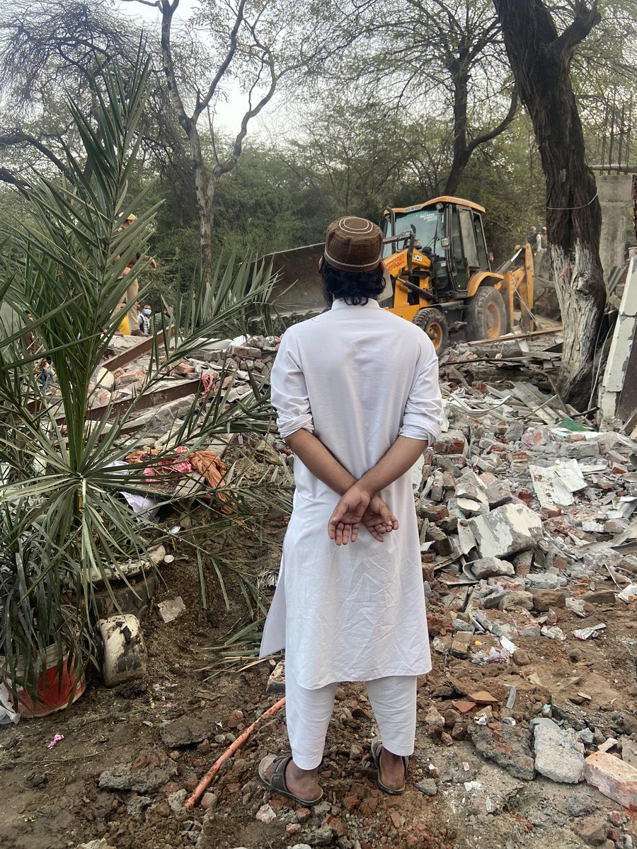 PalPalNewsIn's tweet photo. महरौली में अपने घर पर बुलडोज़र चलता देख रहा बेबस मुसलमान
#bulldozer #delhi https://t.co/eAm6SIlsMd
