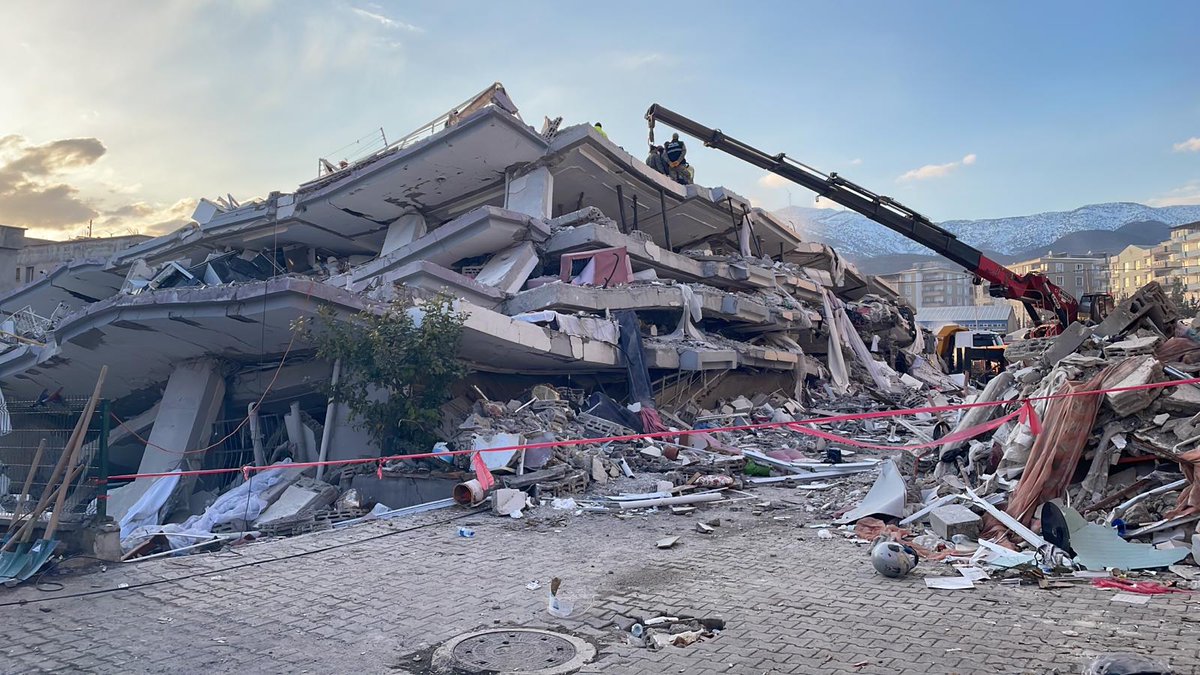 a_ufuk_clskn's tweet photo. Mert Çalışkan iki çocuk babası Bahçelievler mahallesi dede korkut caddesi yunus kaya apt. Nurdağı/Gaziantep ekip mi ekipman mı yetersiz neden hâlâ kurtarılamadı @haluklevent @FOXhaber @AFADBaskanlik https://t.co/omQ6OjIXK8