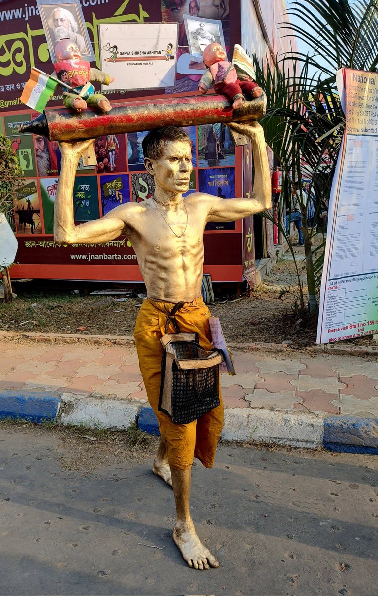 mimi_das2's tweet photo. @ 1st I thought it wld B a statue, Y people is putting money in tht bag!After realizing tht he's a human,I really salute this man 4standing like statue 4 hours over hours in the same position.If U see him at the #KolkataBookFair pls show sm gsture towrds his #artwork #Respect 💌 https://t.co/5IIqLoMbTV