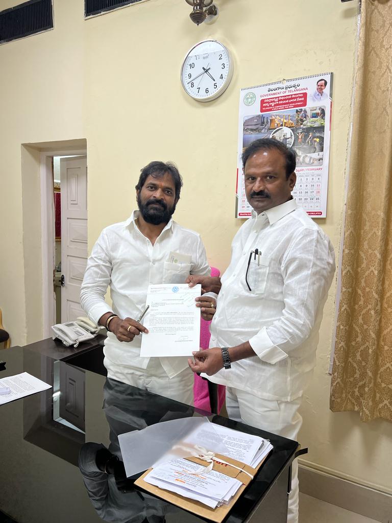 AlaVenkateshwer's tweet photo. కొత్తకోట మున్సిపాలిటీ కేంద్రం లో ఇండోర్ స్టేడియం ను మంజూరు చేయాలని క్రీడా శాఖ మంత్రి వర్యులు @VSrinivasGoud గారిని కోరడం జరిగింది https://t.co/d83tdnoMDL