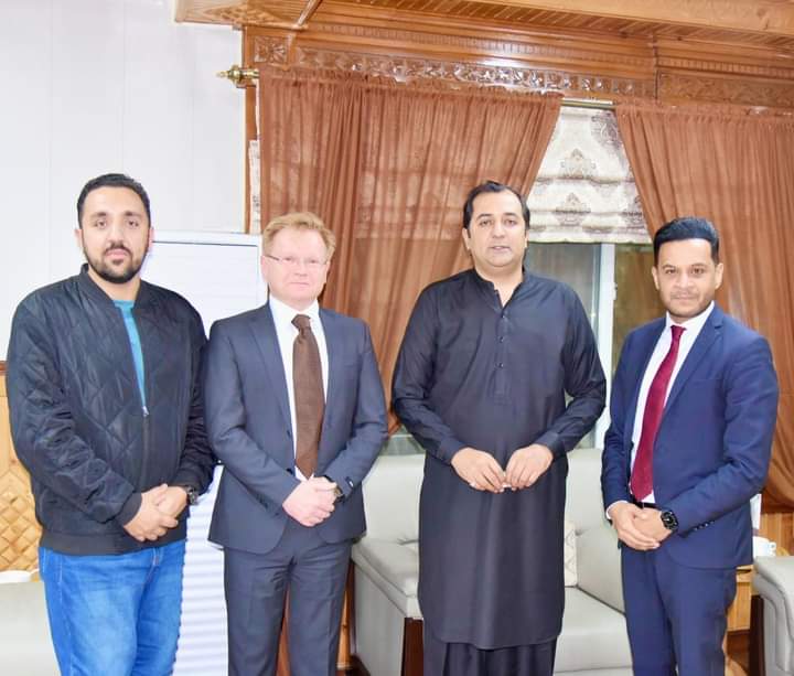 AbdulKhalidPTI's tweet photo. 10 فروری: وزیر اعلیٰ گلگت  بلتستان خالد خورشید سے نارویجین ہائیڈرو پاور کے نمائندہ وفد  کی ملاقات! 

اس موقع پر  گفتگو کرتے ہوئے وزیراعلی نے  کہا ہے کہ گرین انرجی اور متبادل توانائی کے منصوبوں میں سرمایہ کاروں کی بھرپور حوصلہ افزائی کی جائے گی، گلگت  بلتستان میں پاور سیکٹر میں https://t.co/FSNSRQUwJA