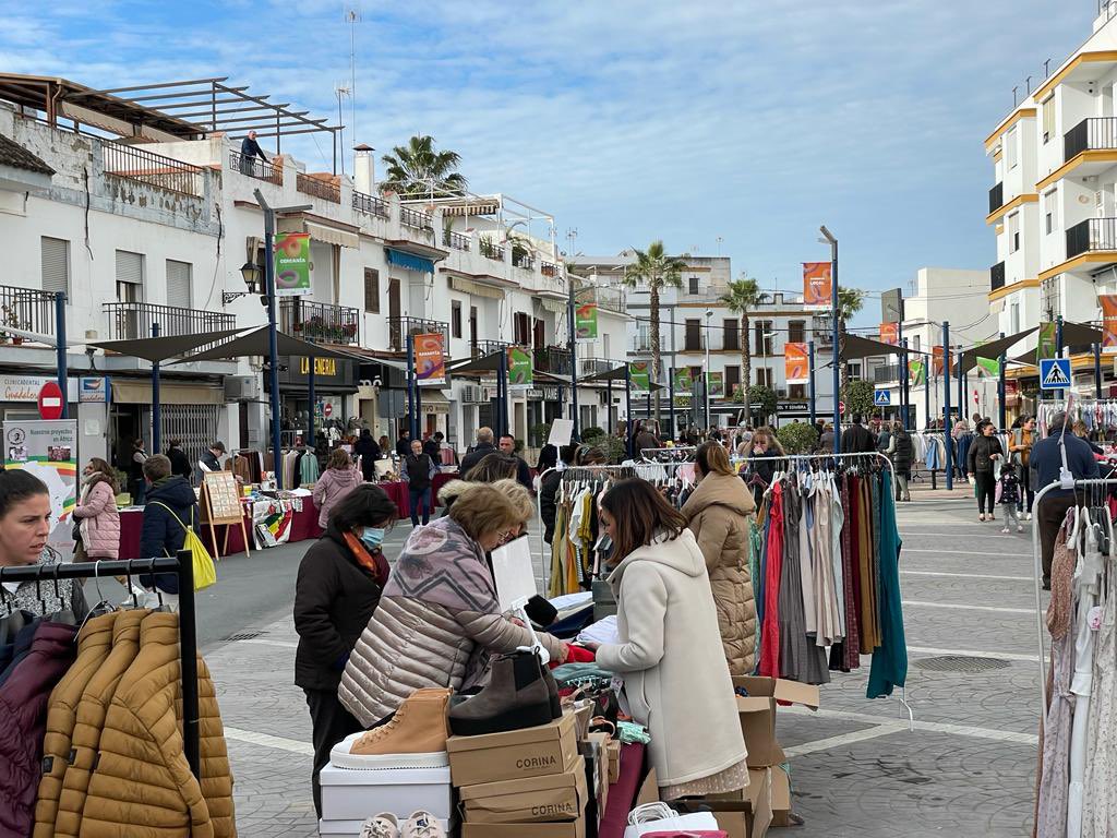 ➡️ Imágenes de la apertura de la actividad comercial #StockLora hoy sábado en la calle Guadalora <a href="/FranCarrasco/">Fran Carrasco</a> <a href="/Sandra_PM_/">Sandra Pérez Mateo</a> <a href="/MiguelRosaIU/">Miguel Angel Rosa Mo</a> <a href="/AECLO_Lora/">AECLO Lora del Río</a> #Las5Calles <a href="/jmcontrerasd_/">José M. Contreras</a> @alba_oh7
