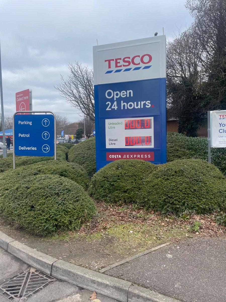 dickiewooduk's tweet photo. Quick! @Tesco have a great deal on!!!! https://t.co/VsSJIht3Oy
