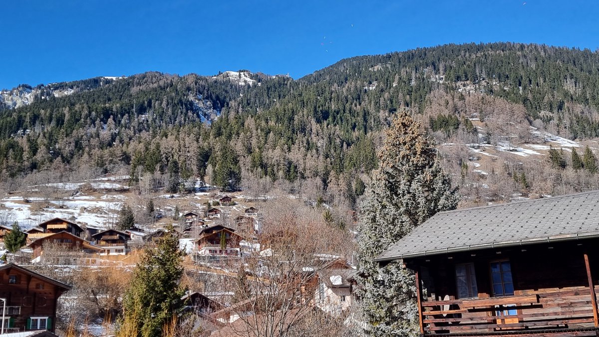 Alpenweerman's tweet photo. #Fiesch en #Ernen aan de voet en gateway tot #AletschArena #Oberwallis vanmorgen weer blakend in de zon. Met een graadje of 6 is het vandaag al een heel stuk zachter dan de afgelopen dagen 🇨🇭 https://t.co/ljlekPboAx