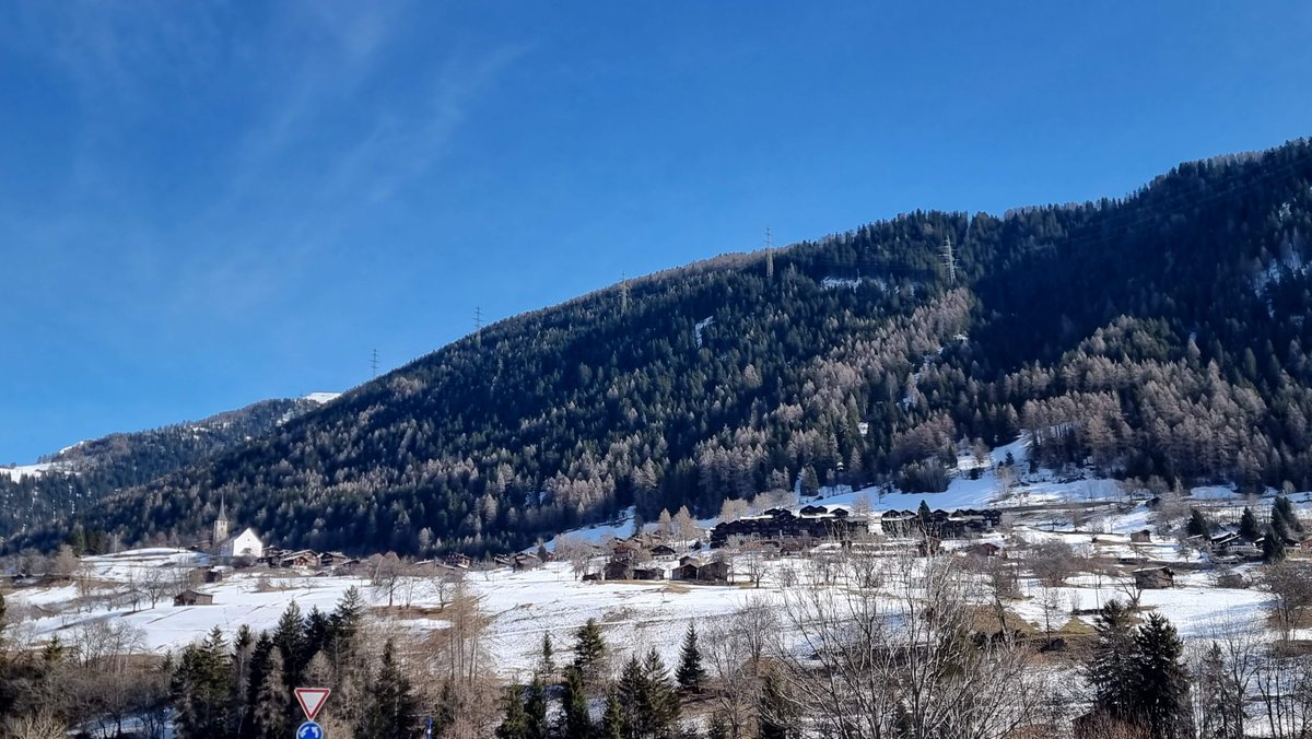 Alpenweerman's tweet photo. #Fiesch en #Ernen aan de voet en gateway tot #AletschArena #Oberwallis vanmorgen weer blakend in de zon. Met een graadje of 6 is het vandaag al een heel stuk zachter dan de afgelopen dagen 🇨🇭 https://t.co/ljlekPboAx