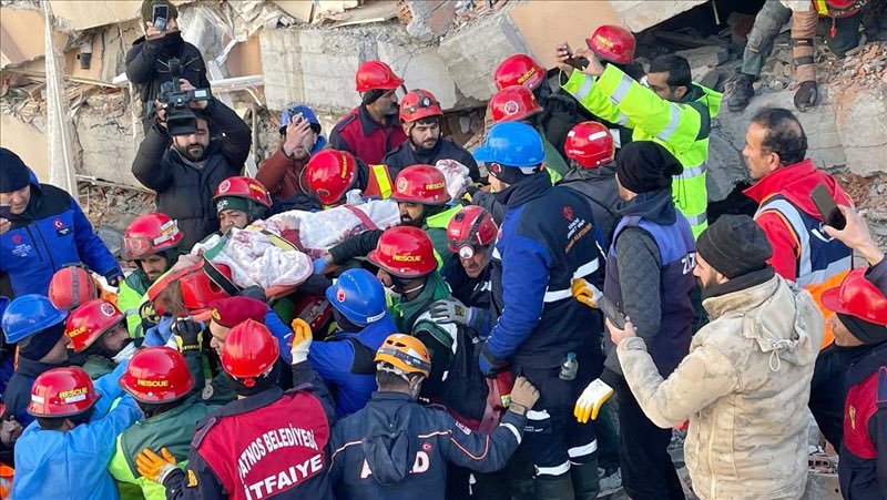 #kahramanmarasdepremi herkese ders olmalı ki dinler, halklar, ırklar veya milletler birbirine düşman değil! Devlet adamları politikaları gereği birbirine düşmandır…