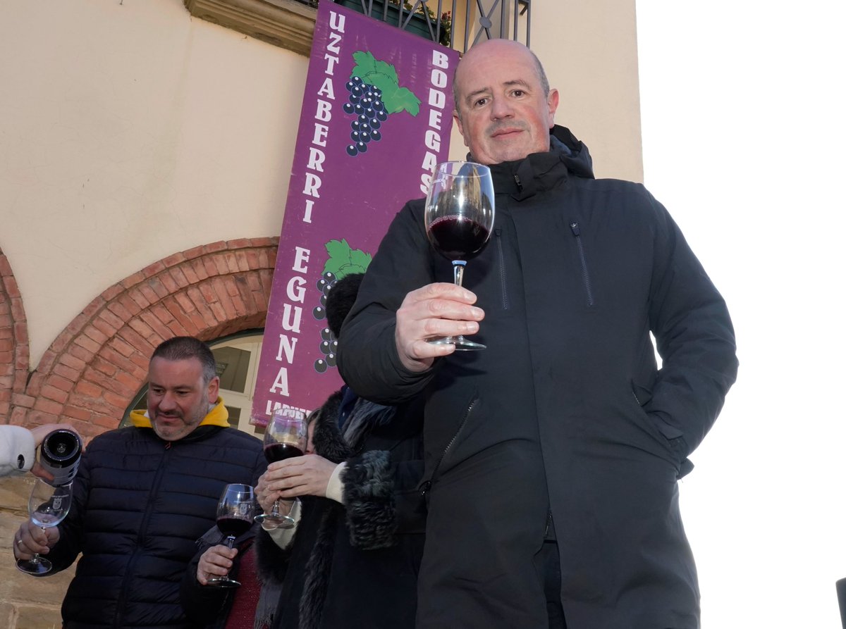 arantxa_tapia's tweet photo. 🍇🍷 Eguraldi ona, jendetza eta giro aparta Lapuebla de Labarcako #Uztaberri Egunean, azken mahats-biltzeko ardoak ezagutzera emateko!
Nahiz eta Arabako Errioxa ardoen esportazioek apur bat behera egin, balioa mantendu dute prezioen igoerari esker.
📎 https://t.co/rSCJXnPp2N https://t.co/EUGf6Zasev