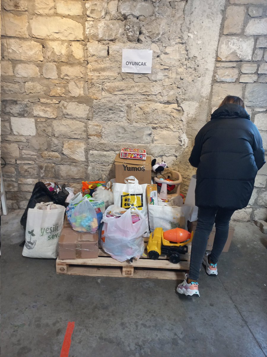 GzyVnr's tweet photo. @oguzzatsiz Sevgili Oğuzhan ,izmir Gaziantep kardeş şehir ve bu vesile ile Antep ten çok sayıda depremzede kardeşimiz geliyor.Urla tarihi tamirhane binasında eşya topluyoruz,paylasirmisin lutfen🙏 https://t.co/5mBagIwRwM