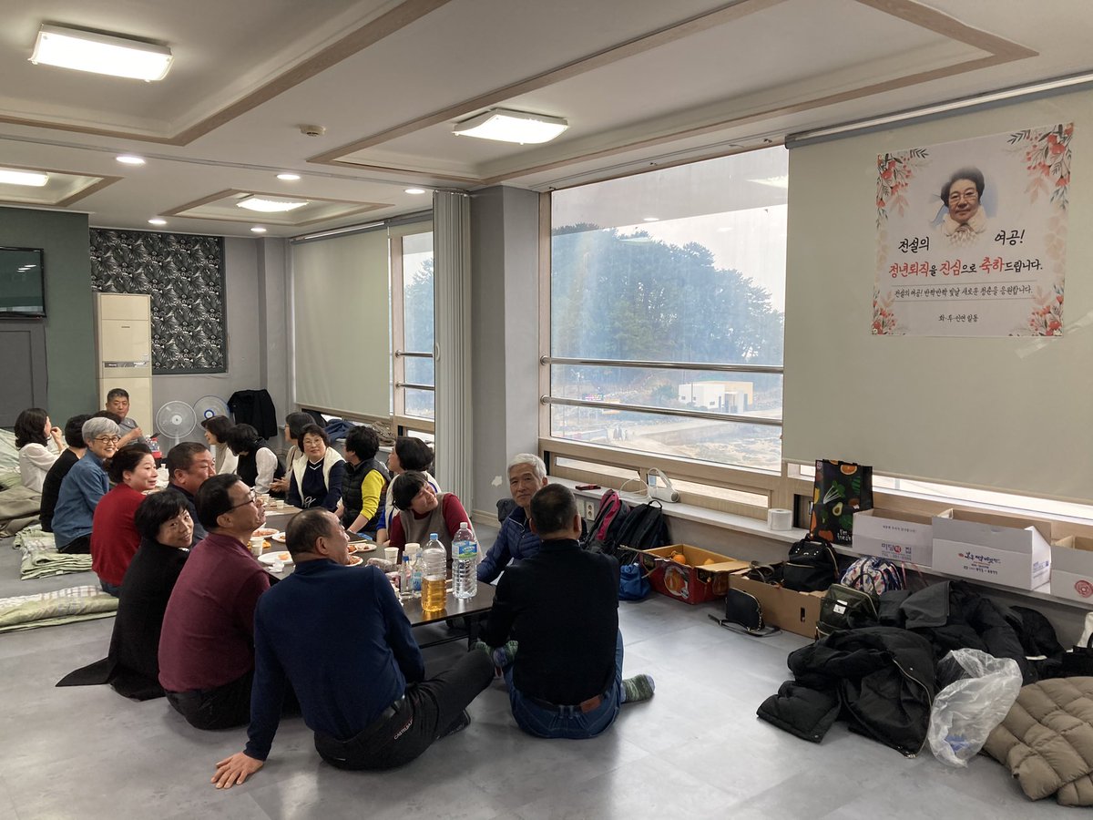 국민학교도 못 마치고 신발공장
시다로 시작한 공장생활을
47년만에 마친 전설의 여공 김성연
그의 정년퇴직겸
옛날 화성 노동자들이
목포 강화 서울 김해에서 왔다
“난 그래도 국민학굔 나왔다”는
정남의 학벌부심에 다들 터졌다
오빠나 남동생이 있으면 딸들은 당연히
학교대신 공장으로 갔던 시절.