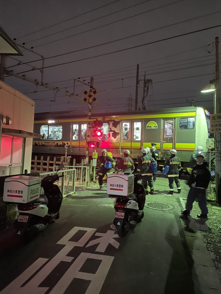 imozoseki's tweet image. 只今南武線人身事故のため宿河原久地界隈、踏切全閉鎖されています！
飛び込みとかではなく、普通に横たわっているのをはねた感じ😓
もう1時間は経つので、車内に閉じ込められてる方々が気の毒。。