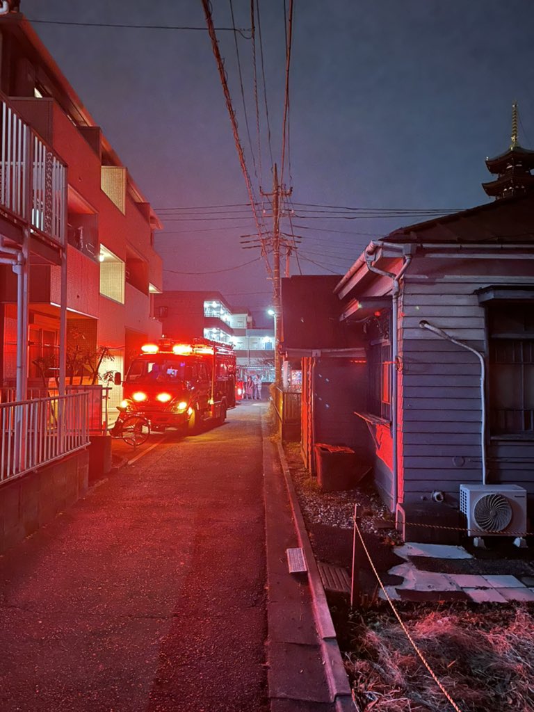 imozoseki's tweet image. 只今南武線人身事故のため宿河原久地界隈、踏切全閉鎖されています！
飛び込みとかではなく、普通に横たわっているのをはねた感じ😓
もう1時間は経つので、車内に閉じ込められてる方々が気の毒。。