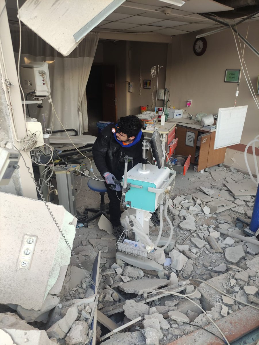 efebulduk's tweet photo. Kurtardığımız mekanik ventilatörler Antakya'ya kurulan Sahra Hastanesine iki ek yoğun bakım yatağı kapasitesi açacak 🙏

Taşıma için, Winning Circle öğrencilerinden doktor @IKIayhanMD'a da teşekkür ederim. https://t.co/QrBEs3Uvu0