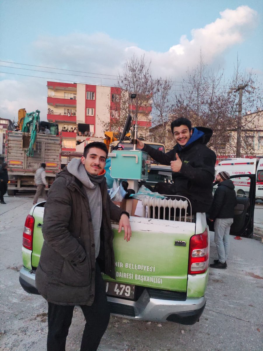 efebulduk's tweet photo. Kurtardığımız mekanik ventilatörler Antakya'ya kurulan Sahra Hastanesine iki ek yoğun bakım yatağı kapasitesi açacak 🙏

Taşıma için, Winning Circle öğrencilerinden doktor @IKIayhanMD'a da teşekkür ederim. https://t.co/QrBEs3Uvu0